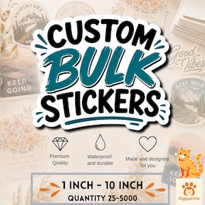 Peut inclure: Un graphique promotionnel pour des autocollants en gros avec le texte CUSTOM BULK STICKERS en noir et bleu sarcelle. Des icônes indiquent la qualité, l'imperméabilité et la conception, avec le texte 1 INCH - 10 INCH et 25-5000.