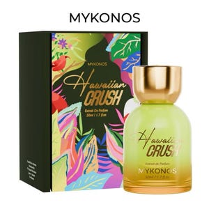 Puede incluir: Un juego de botella y caja de perfume. La botella es de color verde claro con una tapa dorada, etiquetada como "Hawaiian Crush" y "MYKONOS". La caja es verde oscuro con dise&ntilde;os florales tropicales coloridos y el mismo texto.