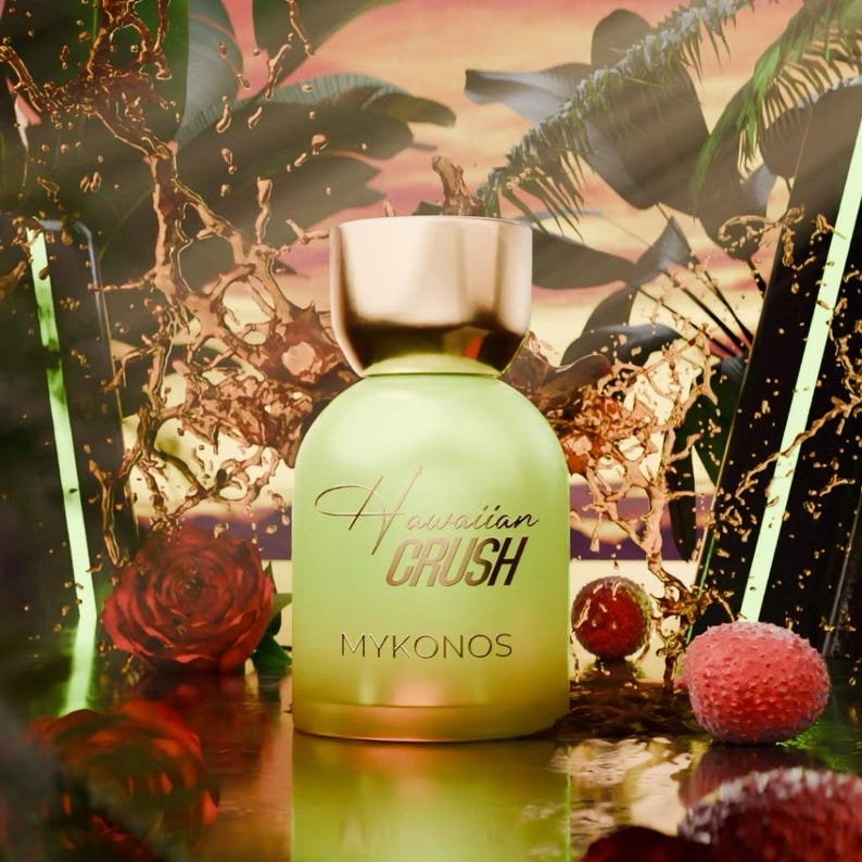 Puede incluir: Un frasco de perfume verde claro con tapa dorada y la inscripci&oacute;n "Hawaiian CRUSH MYKONOS". El fondo presenta salpicaduras doradas, flores rojas y hojas tropicales.
