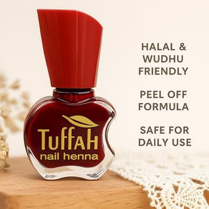 Puede incluir: Un frasco de henna para uñas de color granate con tapa roja. El frasco tiene forma de manzana con la marca "Tuffah" y "nail henna" impresas. El texto dice "Halal & Wudhu Friendly", "Peel Off Formula" y "Safe for Daily Use".