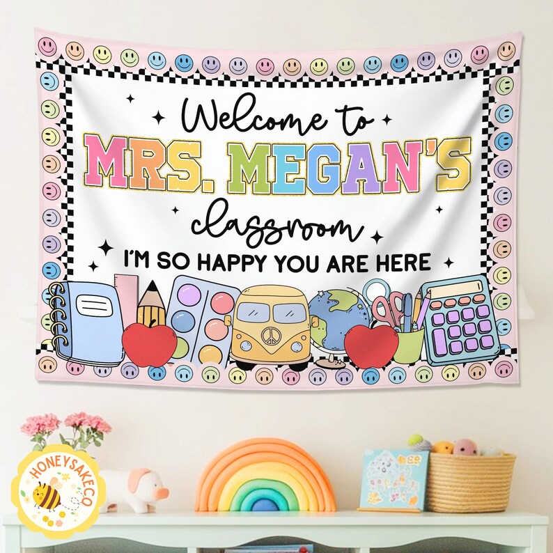 K&ouml;nnte beinhalten: Ein Klassenbanner mit dem Text "Welcome to MRS. MEGAN'S classroom" in bunten Buchstaben. Das Banner zeigt Illustrationen zum Thema Schule wie einen Apfel, einen Bus, einen Globus und einen Taschenrechner, mit einem Smiley-Rand.