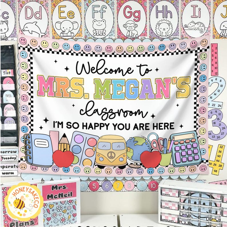 K&ouml;nnte beinhalten: Ein Klassenbanner mit dem Text "Welcome to MRS. MEGAN'S classroom. I'M SO HAPPY YOU ARE HERE." Das Banner zeigt farbenfrohe Illustrationen von Schulmaterialien, einem Schulbus und einem Globus. Das Banner ist von einem schwarz-wei&szlig; karierten Rand umgeben.