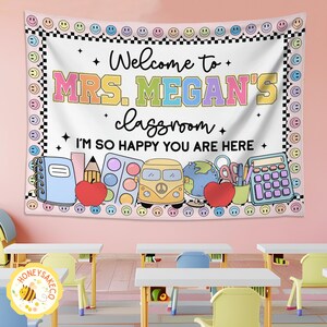 K&ouml;nnte beinhalten: Ein Klassenbanner mit dem Text "Welcome to MRS. MEGAN'S classroom I'M SO HAPPY YOU ARE HERE." Das Banner hat einen wei&szlig;en Hintergrund mit bunten Illustrationen von Schulmaterialien und einem Smiley-Rand.
