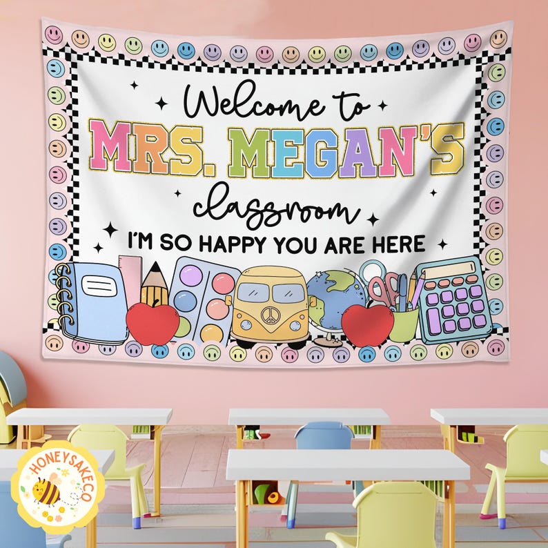 K&ouml;nnte beinhalten: Ein Klassenbanner mit dem Text "Welcome to MRS. MEGAN'S classroom I'M SO HAPPY YOU ARE HERE." Das Banner hat einen wei&szlig;en Hintergrund mit bunten Illustrationen von Schulmaterialien und einem Smiley-Rand.
