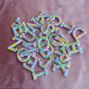 Parches de letras hechos a mano, parches de letras perlados, parches de letras personalizados, parches del alfabeto termoadhesivos, personaliza tu ropa o bolsos.