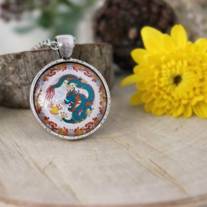 Drago cinese spirituale collana, ciondolo tono argento antico, vetro Dome ciondolo con catena