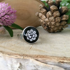 Anello Om in bianco e nero in tono argento | L'Induismo anello | Gioielli spirituali | Anello regolabile | Gioielli su misura