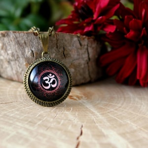 Ciondolo Om nero e rosso | Indù gioielli | Ciondolo in bronzo di antiquariato | Ciondolo di yoga | Gioielli fatti a mano | Icona spirituale | Gioielli personalizzati