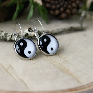 Yin Yang Ohrringe | Chinesische Philosophie Symbol | Spirituelle Ohrringe | SilberFarbene Ohrringe | Individuelle Designs | Handgefertigter Schmuck