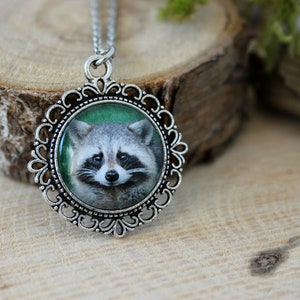 Waschbär Halskette | Waschbär Anhänger | Silberfarbene Halskette | Tierschmuck | Glaskuppel Anhänger | Waschbär Schmuck