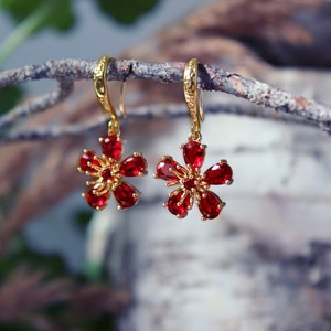 Ruby bloem gouden oorbellen | Gouden bengel oorbellen | Rode oorbellen | Elegante oorbellen | 24K Vergulde Oorbellen | Bloem bengelen oorbellen