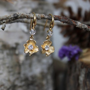 Zierliche Blumen Ohrringe, 24k Vergoldet, Baumeln Ohrring, Blumen Ohrring, Ohrringe mit Zirkon