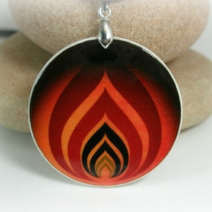 Flammenstärken Anhänger | Vector Art Anhänger | Flamme Halskette | FeuerAnhänger| Symbolischer Anhänger | Personalisierter Schmuck |