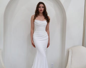 Abito da sposa in raso senza spalline, abito da sposa minimalista, abito da sposa a sirena, abito da sposa moderno, abito da sposa semplice ed elegante, abito da sposa aderente