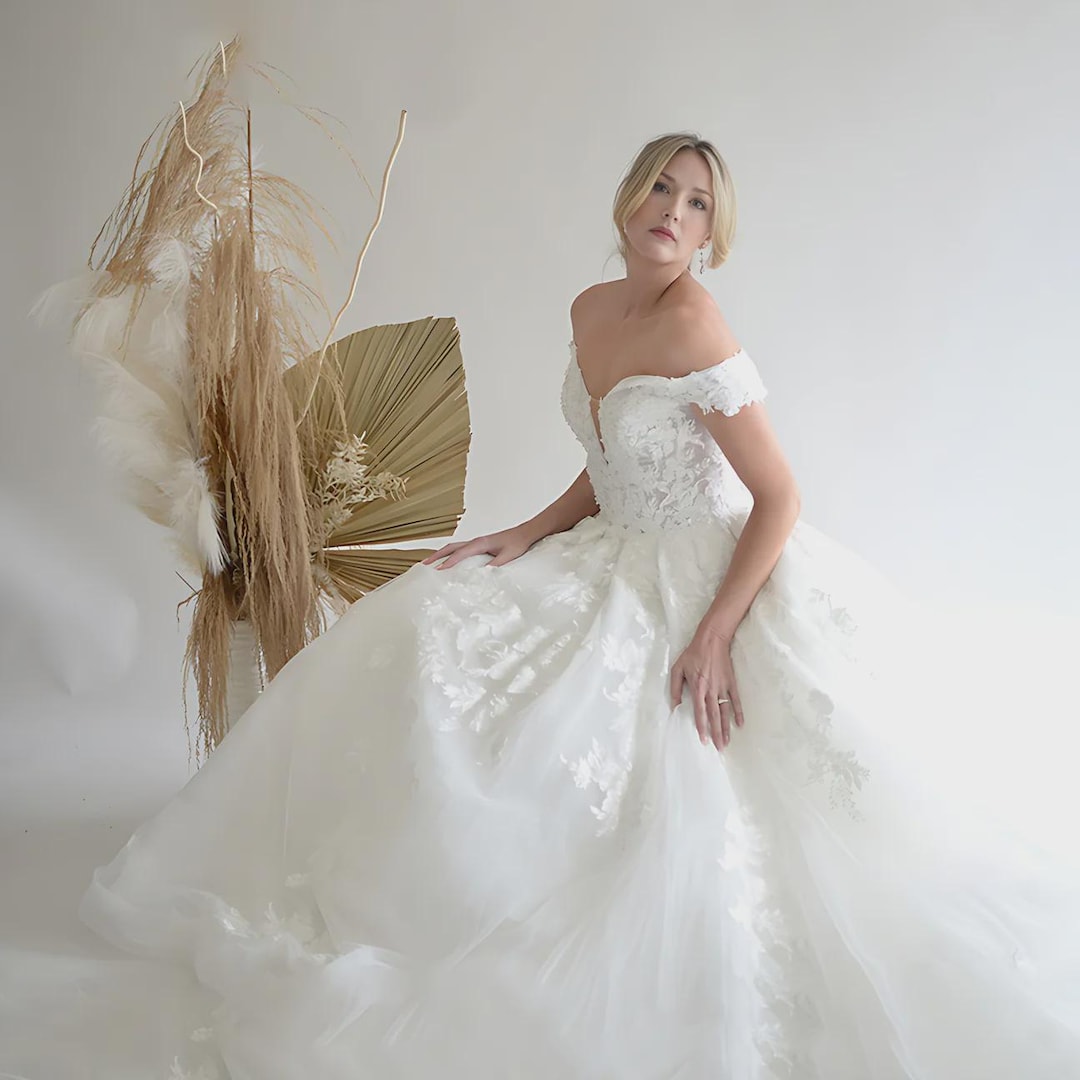 Off Shoulder Lace Ball Gown Wedding Dress Tulle Bridal Gown With Train ...