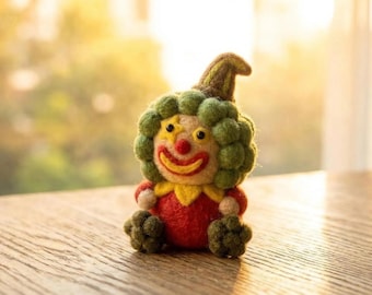 Handmade Needle Felted Clown Doll, Miniature Wool Art Toy, Colorful Figurine