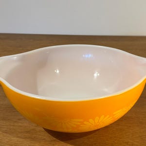 Vintage Pyrex - Large Mixing Bowl Yellow Daisy/Sunflower (444 - 4 quarts)