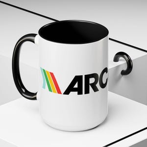 ARC Raiders マグカップ | ARChole または ARCoholic デザイン | PS5 Xbox PC ゲーマーまたはストリーマーへの面白いギフトコーヒーカップ | 11 または 15 オンス 赤 青 黄 黒