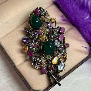 Broche colgante de plata de ley 925 con crisoprasa natural, amatista, diópsidos de cromo, topacio, citrinos y rubí.