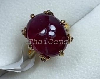 Anillo de lujo con cabujón de rubí y detalles de diamantes, chapado en oro de plata 925, elegante joyería hecha a mano.