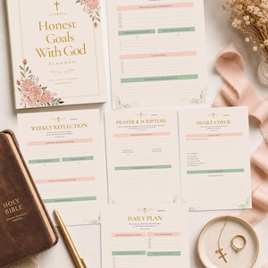 Pode incluir: Uma agenda intitulada Honest Goals With God com detalhes florais, acompanhada de cinco folhas de planejamento impressas, uma Bíblia marrom, uma caneta dourada e um anel, dispostos sobre uma superfície clara com elementos decorativos.