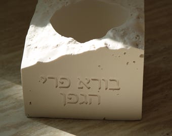 Handmade Jesmonite Shabbat Wine Holder – Stone Texture, Hebrew Blessing, Modern Judaica