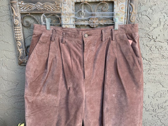 Wilsons 1980’s Men’s/Unisex Taupe Suede Shorts - image 4