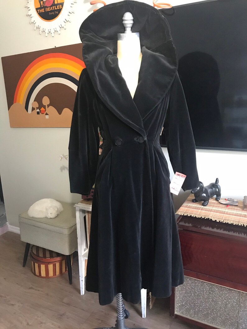 1940s Vintage Black Cotton Velvet Coat Satiny Acetate Lining Pleated Back image 3