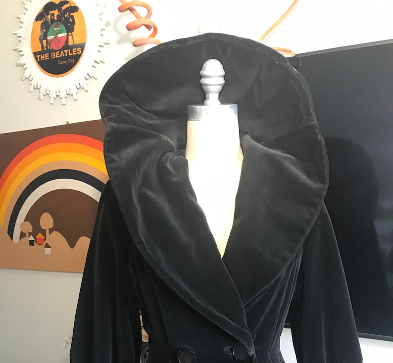 1940s Vintage Black Cotton Velvet Coat Satiny Acetate Lining Pleated Back image 4