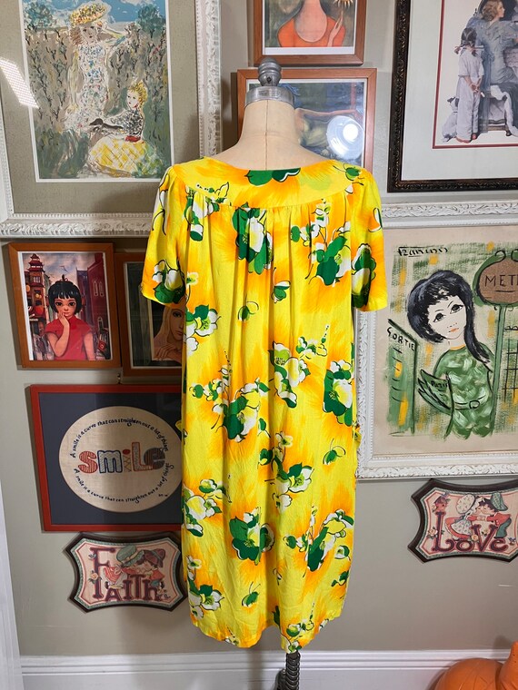 1960's Hawaiian Floral Print Shift Dress - image 3