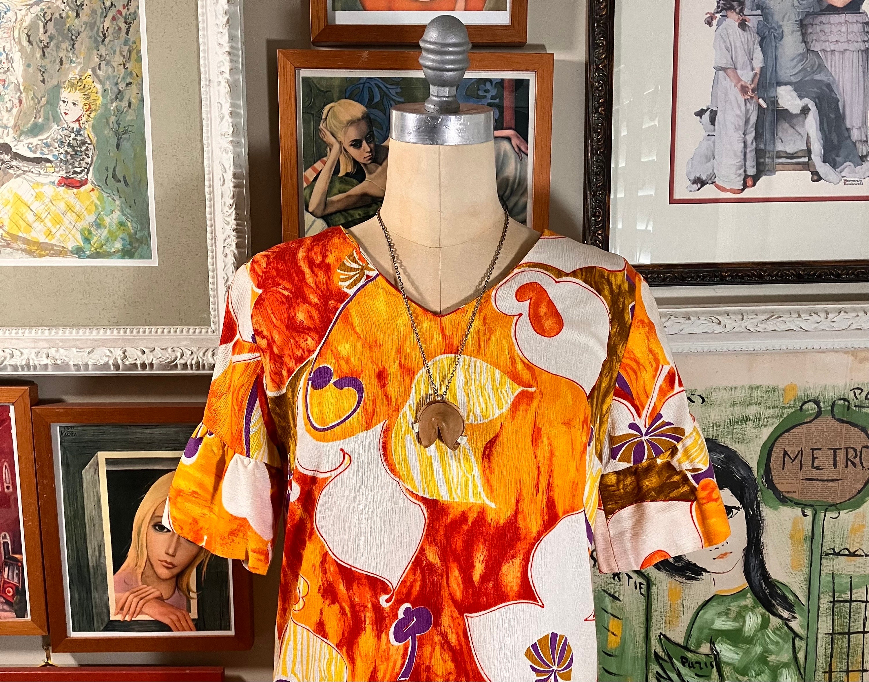 loose dress of hawaiian origin The Popular Mumu of the Marshall Islands The muumuu or muumuu is a loose dress of Hawaiian origin that hangs from the shoulder. Like the aloha shirt, muumuu exports are