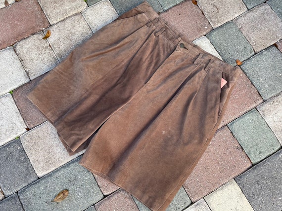 Wilsons 1980’s Men’s/Unisex Taupe Suede Shorts - image 3