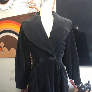 1940s Vintage Black Cotton Velvet Coat Satiny Acetate Lining Pleated Back image 2