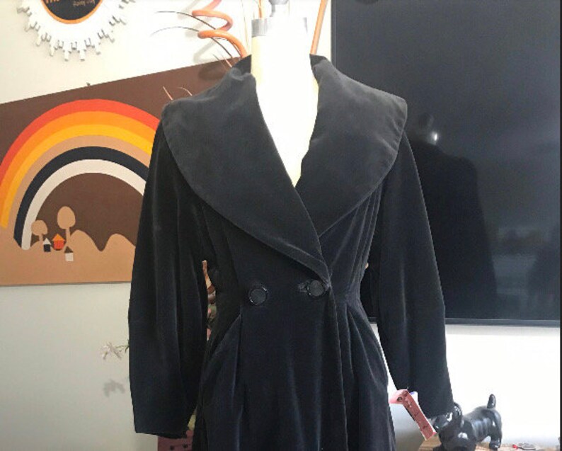 1940s Vintage Black Cotton Velvet Coat Satiny Acetate Lining Pleated Back image 2
