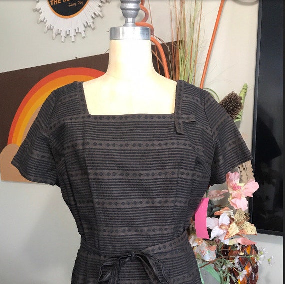 1960's Seersucker Cinch Dress Belted Black and Br… - image 1