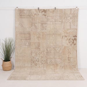 Alfombra turca vintage de 7x10 pies, anudada a mano / Lana beige estilo patchwork antiguo de los años 60, ideal para sala de estar, dormitorio o decoración rústica.