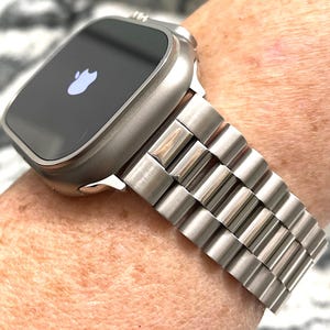 42 mm 44 mm 46 mm または 49 mm ウルトラチタン合金とステンレススチールApple Watchバンド22 mm幅の時計バンドApple WatchバンドApple Watchウルトラ3