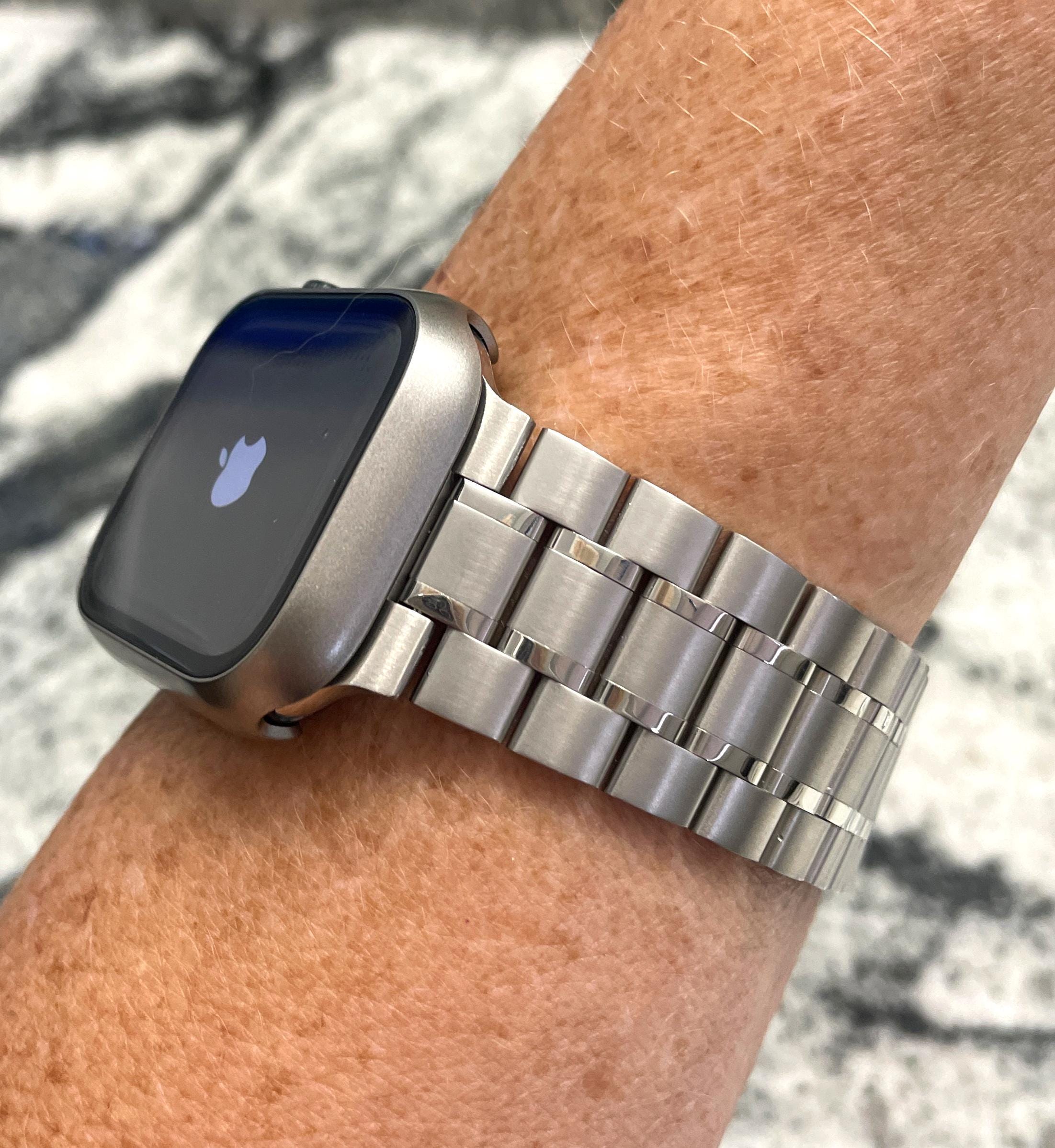 チタンカラーのApple WatchケースPCまたはステンレススチールバンド 