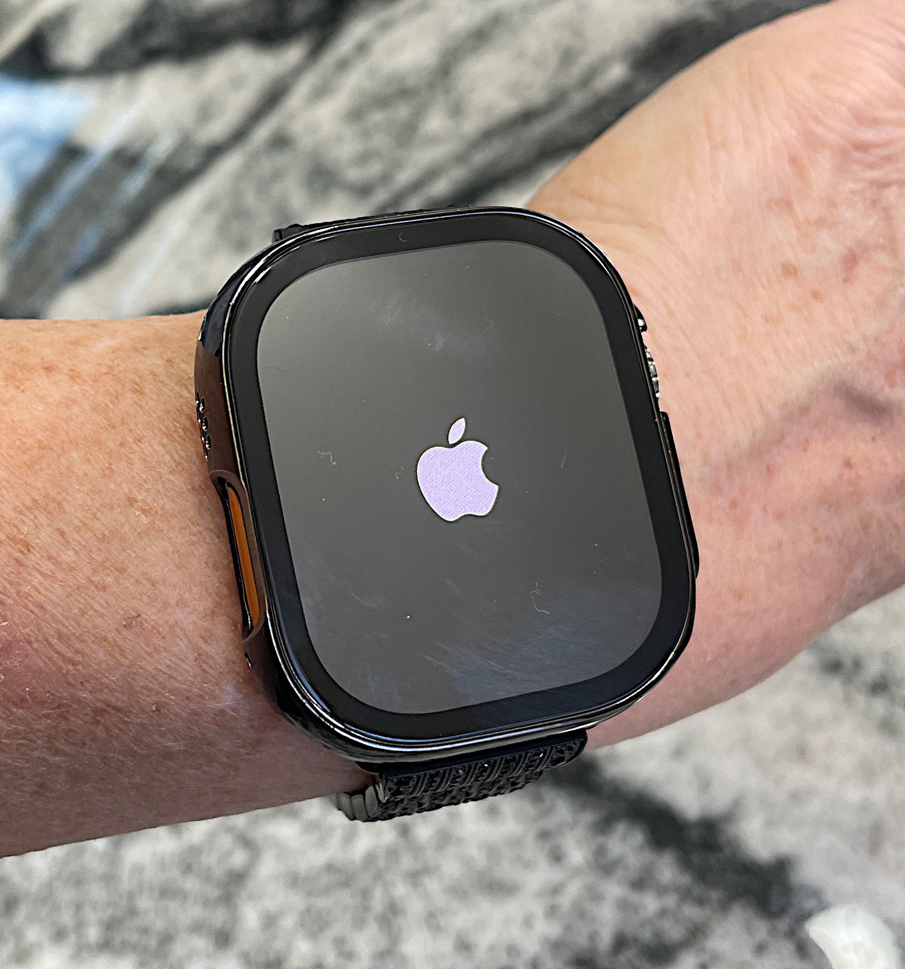 ブラックのApple Watchバンド、またはブラックのPCベゼルケース（保護