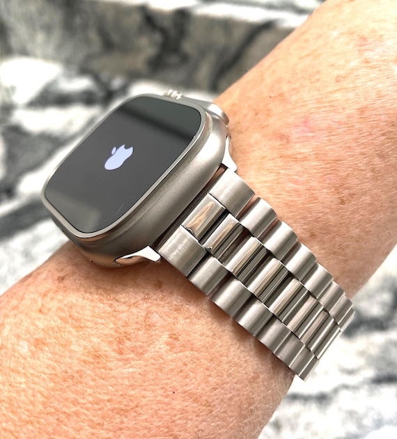 42 mm 44 mm 46 mm または 49 mm ウルトラチタン合金とステンレス