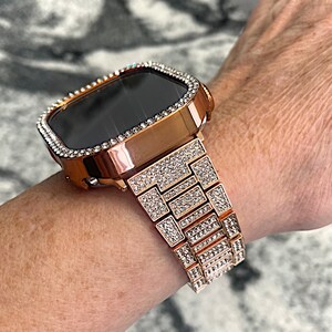 Puede incluir: Un Apple Watch de oro rosa con una caja y una banda engastadas con diamantes.