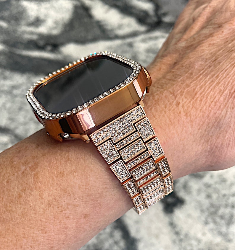 Puede incluir: Un Apple Watch de oro rosa con una caja y una banda engastadas con diamantes.