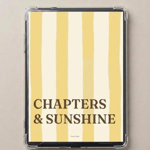 Puede incluir: Una funda transparente para tableta con un fondo de rayas verticales de color crema y amarillo. El texto "CHAPTERS & SUNSHINE" está impreso en una fuente serif negrita de color marrón oscuro en el centro. Un pequeño logo "Flavor of Fable" es visible abajo.