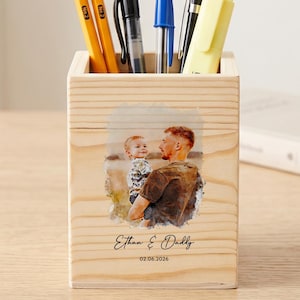 Könnte beinhalten: Ein Stifthalter aus Holz mit einem Foto von Vater und Kind. Der Halter enthält Bleistifte, Stifte und einen Textmarker. Das Foto ist mit den Namen "Ethan & Daddy" und dem Datum "02.08.2026" personalisiert.
