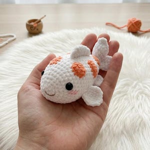 Peces koi amigurumi de ganchillo, adorable peluche de pez con manchas, colorida decoración de vida marina, regalo único para amantes de los peces, pequeño juguete de ganchillo.