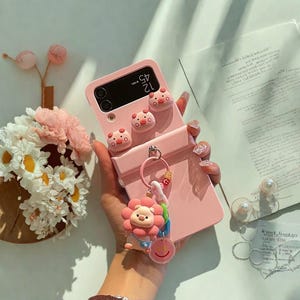 Funda con cadena de cerdo para Samsung Z Flip 3, 4, 5, 6 y Flip6: diseño divertido y elegante con diseño de pulsera de dibujos animados y bisagra protectora.