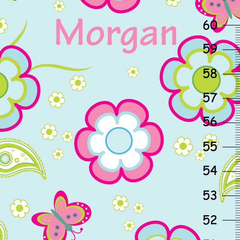 Peut inclure: Un tableau de croissance bleu et vert avec un motif de fleurs roses et un papillon. Le tableau est intitul&eacute; "Morgan" et comporte des chiffres de 52 &agrave; 60 pouces.