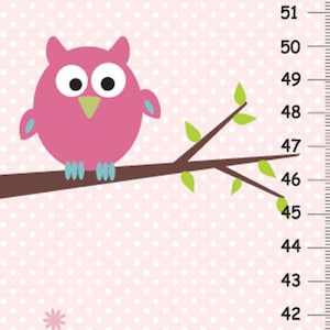 Canvas groeimeter roze uil op boom met stippen