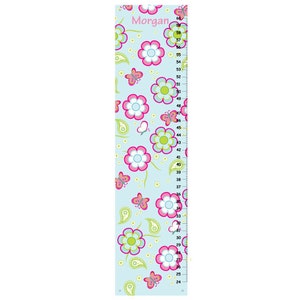 Peut inclure: Un tableau de croissance bleu clair avec un motif floral compos&eacute; de fleurs roses et vertes, de papillons et de motifs cachemire. Le tableau comporte une r&egrave;gle sur le c&ocirc;t&eacute; droit avec des mesures de 24 &agrave; 60 pouces. Le nom "Morgan" est imprim&eacute; en haut du tableau.