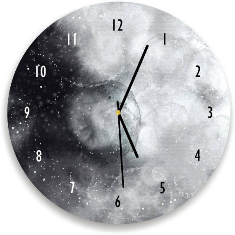 Сутки на луне в часах. Часы Луна. Часы Black Moon. Лунные часы картинки. Луна часы ночь.